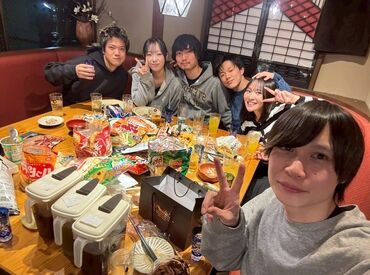 \仲の良さが評判!/
STAFFはモチロン、お客さまとも関係良好◎
お話ししたり、接客を褒めてもらえることも♪
雰囲気良し◎