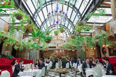 Stellato (ステラート) レストランウェディングも行われる
ラグジュアリー空間!
上質なインテリアと開放感あふれる店内は
特別な日を彩るのにぴったり◎