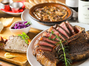 豪快に炭火で焼いた肉料理が
人気のカジュアルなビストロです！