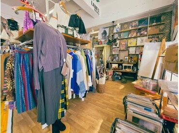 ファッションや古着の
知識が自然と身につく♪
最新トレンドや
人気ブランドにも詳しくなれる
好きなことを活かせるお仕事です◎