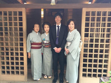 京料理とお庭の宿 八千代 趣のある雰囲気が京都らしい♪
制服は作務衣（さむえ）といい、
上下に分かれた和服です◎