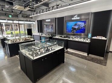 CASIO WATCH OUTLET 大阪門真店 店舗の常駐スタッフは2名ほど。少人数体制で落ち着いた雰囲気♪
じっくりお客様と向き合えるから、接客が好きな方にピッタリ
