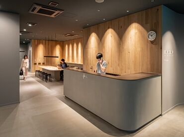 ホテルプラスホステル東京川崎【025】 ≪まるで異国の世界!?≫
海外感が滲み出る、デザイナーズホテル！

髪色やピアスなど... 普段の格好で働ける♪