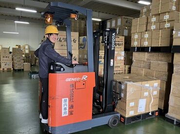 60代のスタッフも活躍中！
積込はフォークリフトを使い、
荷下ろしは仲間と協力して行うので体力に自信がなくても始めやすい！