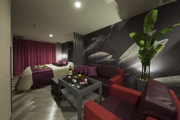 ＼幅広い世代お待ちしています！／
9割以上が未経験からのスタート◎
先輩がイチから丁寧に教えるのでご安心ください♪