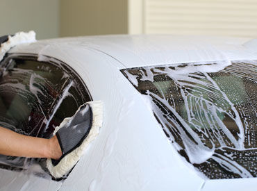 ▼基本は車両の軽作業メインなので、
お掃除やキレイにするのが好きなら◎
現在働くスタッフさんも、”初心者スタート”ばかり！