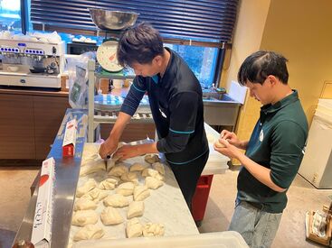 実際にピザ生地を作る作業がこちら★
アルバイトさんでもお手伝い頂きます◎
未経験の方でも丁寧にサポートいたします♪