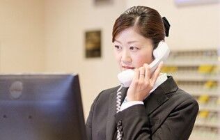 ＼作業中に座れるイスを導入／
フロントでの受付中も…実は座ってOKです！
腰を掛けながら働けるので、お仕事中の負担も軽減★