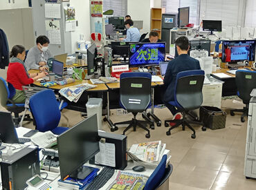 PCの前にはTVあり◎さらに…髪型・髪色自由！
ジーンズ・パーカー・スニーカーなど服装も自由です♪