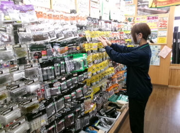 レジや品出しなど簡単なお仕事をお任せ！
複雑な作業は一切ないので、
バイトが初めての方も安心です♪