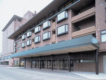 湯の川観光ホテル祥苑  ＼* アナタらしく働ける！ *／
幅広い年代のスタッフが活躍★
だからこそ、「スタッフの働きやすさ」を大切にしています