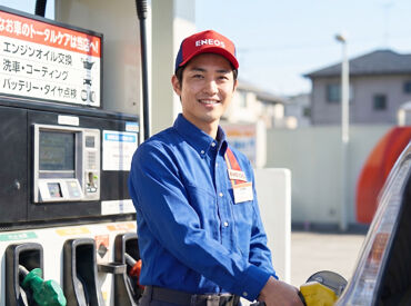 お客様自身が給油する“セルフ式ガソスタ”なので
難しい作業はナシ！車の知識がゼロでも
先輩がイチから丁寧にお教えします♪
