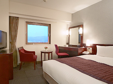 入社後1ヶ月は先輩とペアで作業します。まずは小さな部屋から慣れていって、ゆくゆくは1人立ちを目指しましょう♪