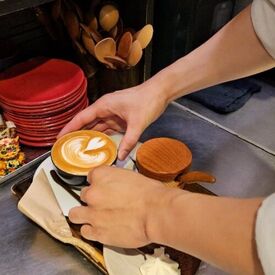 *〇自然を感じられるお店〇*
お店の窓から金沢城公園が見えるので
四季折々の自然を感じながら
コーヒーを楽しめる空間です♪