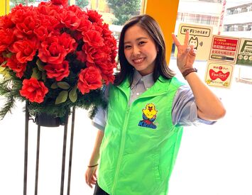 ≪9割のスタッフが未経験スタート≫
「人生初バイト」のスタッフも活躍中♪
最初は先輩と一緒に勤務します！