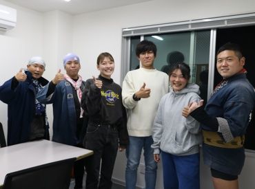 ＼えびす屋の仲間募集中／
まずは明るく元気な挨拶から！
先輩スタッフがていねいにサポートするので
安心して始められますよ◎
