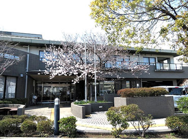 特別養護老人ホーム爽爽荘 たくさんの緑に囲まれた介護施設！
幅広い年代ののスタッフさんが活躍中です。