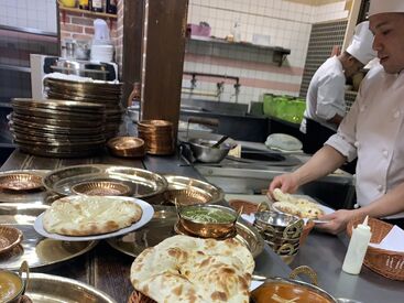 エベレストフード 衣山店 ネパール人のシェフが作る本格カレー屋♪
美味しいまかないがお腹いっぱい食べられます◎
学生から主婦（夫）まで幅広く活躍中！