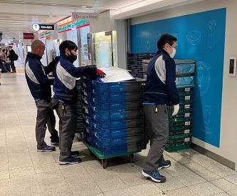 荷台は基本は2人1組!
めっちゃ重い!なんてことはありません♪
女性も活躍しています◎