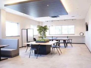 キレイな事務所で快適に働ける！
2回の休憩スペースはカフェみたいな雰囲気で、しっかりリフレッシュできます♪