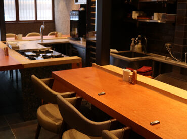 ＜美味しい理由は…＞
日本各地の厳選した地鶏、軍鶏を高知県の塩を使い備長炭で丁寧に焼き上げてます。
常連のお客様も多数◎