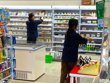 ファミリーマート 鎌倉二の鳥居店 ≪初めての方も不安なし★≫
「前も聞いたのに忘れちゃった…」
→何回聞いても笑顔で教えます♪
夕方以降のスタッフ急募！