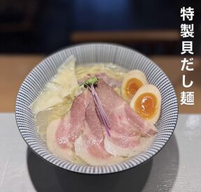 ピアス・ネイル・髪色自由！
美味しいまかないが無料！