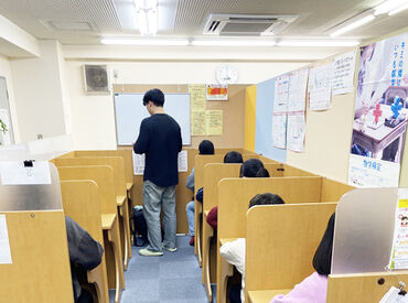名啓セミナー元八事校・ことば俱楽部 個別指導のため、落ち着いて1対1で対応できます♪
マルチタスクが苦手な方も安心して業務に取り組めますよ！