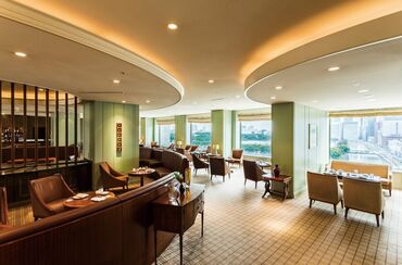 【インペリアルラウンジ アクア】
ブリティッシュスタイルの落ち着いた店内★
木を基調とした、上質で落ち着いたインテリア。