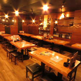 店内は温かみのある空間で、まるでログハウスのような内観◎
広すぎず、席数も多くないので、働きやすさもバッチリ！