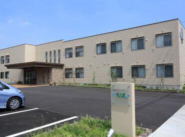 四日市ショートステイそよ風 ＼正規フルタイム社員の募集です！／
30～50代を中心に、全世代のスタッフ在籍！
世代を超えて、自然と打ち解けられる職場です＊
