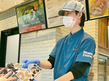 《幅広い年齢層のスタッフ活躍中！》
主婦(夫)さん、フリーターさん歓迎♪
頑張り次第で将来は正社員も目指せる環境です…★