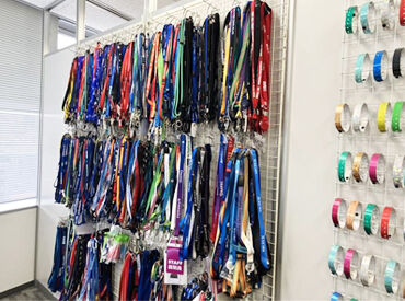 壁にはカラフルなストラップがずらり!
専門で取り扱っているからこそ、バリエーションも豊富です◎