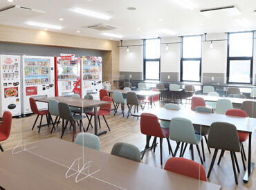 社員食堂♪
広々としていて明るい室内です！