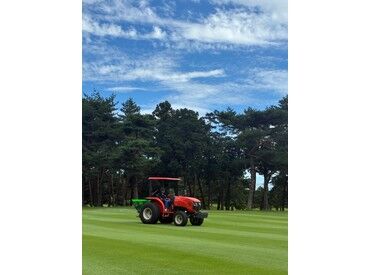 飯能ゴルフ倶楽部 芝の刈り込みやグリーン整備、バンカーならしなどコースコンディションを整えるお仕事◎
経験や資格は一切不問！未経験者歓迎！