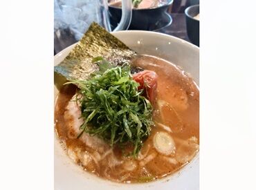 麺屋うさぎ　宿院 ＼幅広い年代層が活躍中／
高校生～主婦さんまで、幅広い年代のスタッフが働いております！
みんな未経験からスタートしてます♪