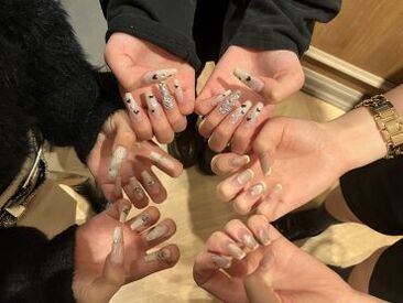 派手なネイルもオシャレも自由★
自分の個性は全面に出していきましょ！
お休みの日に同僚とネイルサロンに行くことも◎
