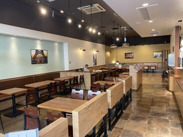 髪色は完全自由！
茶・金色はもちろん、
ピンクでオシャレを楽しむスタッフさんも♪
自分らしいスタイルで働けます◎