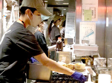 フードバザー 御殿場プレミアム・アウトレット フードコート内なので接客はカウンター越し♪
バイトデビューも歓迎です／⋆