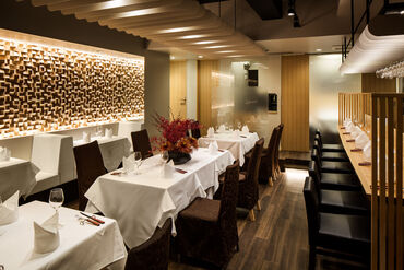 南青山Essence 敷居高くて大変そう...料理名覚えるの大変なんじゃ...
カジュアルな接客ですのでご安心ください◎
席数も多すぎず安心♪