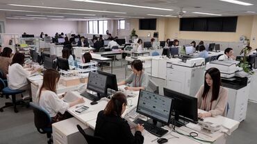 亀井通産株式会社 「困ったことはない？」「何か手伝おうか？」と
先輩スタッフが定期的に声を掛けてくれる環境です◎
チームワーク抜群の職場！