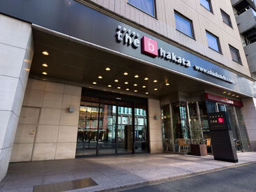 the b 博多 人気の博多エリアにある店舗外観！研修後は都内各所のスタイリッシュなホテルに勤務し、多彩なスキルが身につく環境です◎