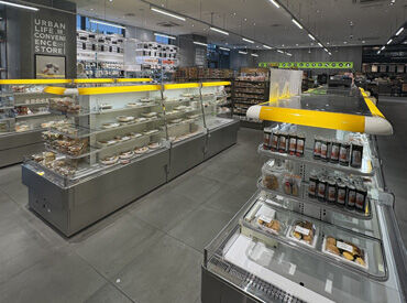 アーバン・ファミマ!!オリジナルのTシャツで働ける★
地下に休憩室もあるので、仕事とのメリハリも◎