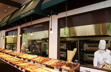 ブゥランジェリィ・アペ　フジ藤原店 スタッフ同士協力しながら、楽しくお仕事♪
困ったことがあればすぐにフォローしてくれる環境です＊*