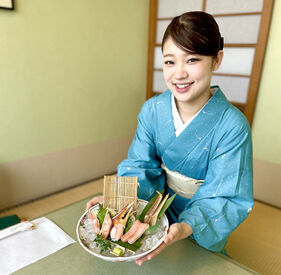 かに道楽 倉敷店 着物を着たことない方も安心！！
簡易着物だからスグに着脱できます♪
お着替えの間も時給はしっかり発生◎