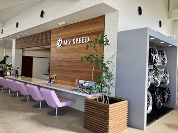 エムズスピード箕面店 車や車関連の商品を販売する
落ち着いた雰囲気のお店♪
髪色やネイルも自由な職場ですが
華美すぎるのは、ごめんなさい！
