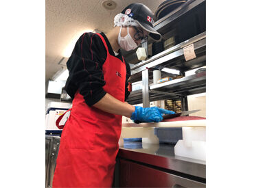 まずは先輩と一緒に♪慣れたら一人で◎
長く続けられるチームワークが
銀のさらにはあります！