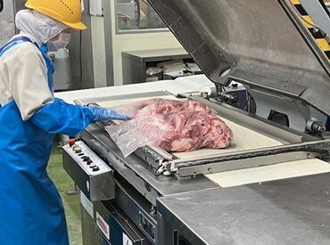 大きなお肉をブロックにしている作業です！
経験がなくてもOK！
切り方など丁寧に御教えします◎
