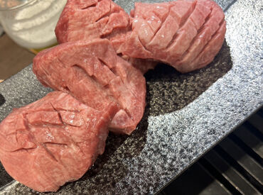 和牛を楽しみに来られる海外の方や
ランチタイムにサクッと来店される会社員の方まで幅広くご来店！