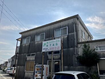 株式会社フジワークス（本社　大岡工場） 製品にシールを貼って→検品！
細かい作業が多めで、プラモデルづくりが好きな方は
まるで趣味みたいに作業できるかも…！？
